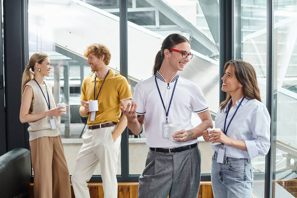 négy vidám munkatársak okos kopás mosolyogva egymást a kávészünetben, coworking koncepció - Fotó, kép