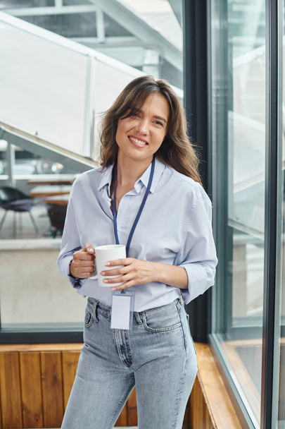 cheerful pretty woman in business casual outfit smiling and looking at camera, coworking concept - Fotografie, Obrázek