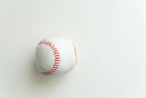 Крупним планом використовується бейсбол на білому тлі. копіювання простору. Високоякісна фотографія - Фото, зображення