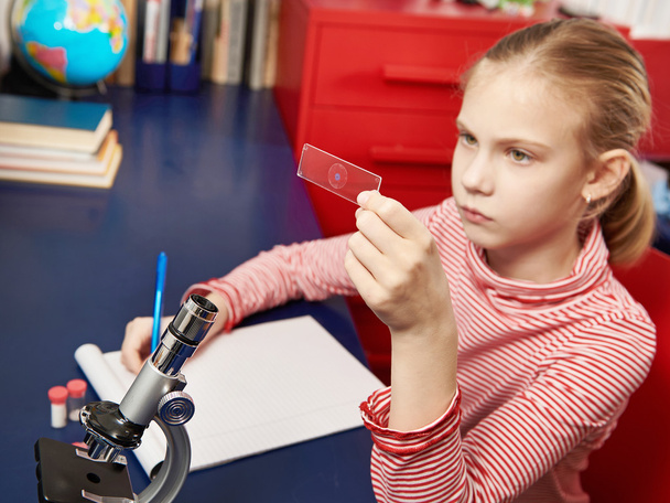 Girl examines drug for the microscope - Foto, afbeelding