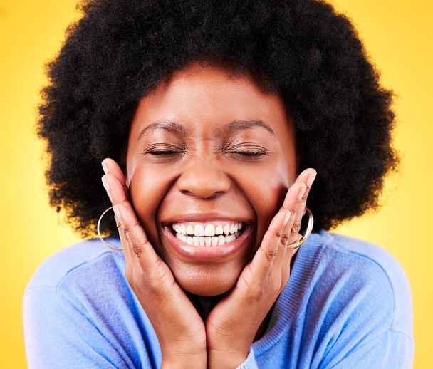 素晴らしいニュース,うわーと幸せのために黄色の背景に黒人女性の驚き,興奮し,顔. エモジ, 発表のための大きな笑顔を持つ勝者と幸せな人, スタジオで喜びのために勝ち,省略. - 写真・画像