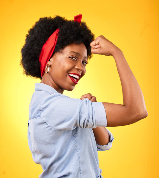 Músculo, flex y sonrisa con retrato de mujer negra en estudio para poder, motivación y energía. Empoderamiento, orgullo y campeón con la persona y el puño en el fondo amarillo para el desafío y el trabajo duro. - Foto, Imagen