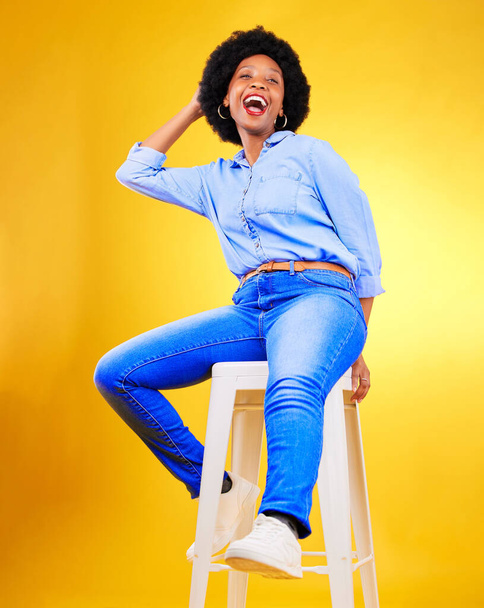 Mulher negra, sorriso e retrato em uma cadeira em estúdio, fundo amarelo ou felicidade natural com moda casual e estilo. Africano, gen z ou modelo relaxar com rir para criativo, mockup ou espaço. - Foto, Imagem