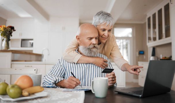 Αρχική σελίδα, πιστωτική κάρτα και ηλικιωμένο ζευγάρι με φορητό υπολογιστή, σύνδεση ή τον προγραμματισμό του προϋπολογισμού με τη συνταξιοδότηση, την επένδυση ή online πληρωμή. Αγάπη, γέρος ή ηλικιωμένη γυναίκα αγκαλιάσει, PC ή συνταξιοδοτικό ταμείο με το δίκτυο. - Φωτογραφία, εικόνα