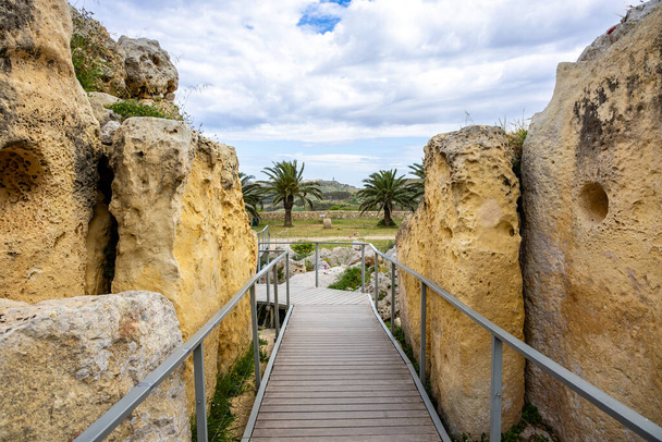 Ggantija, Gozo Adası, Malta, 15 Nisan 2023: Ggantija, Malta 'nın Gozo adasında Neolitik dönemden kalma bir megalitik tapınak kompleksi. - Fotoğraf, Görsel