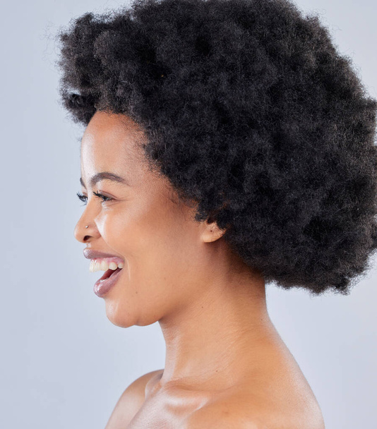 Ihonhoito, luonnollinen ja headshot musta nainen kauneus hymy eristetty studio harmaa tausta ja onnellinen. Iho, Afrikkalainen ja luottavainen nuori terve ihotautioppi kosmeettinen hoito. - Valokuva, kuva