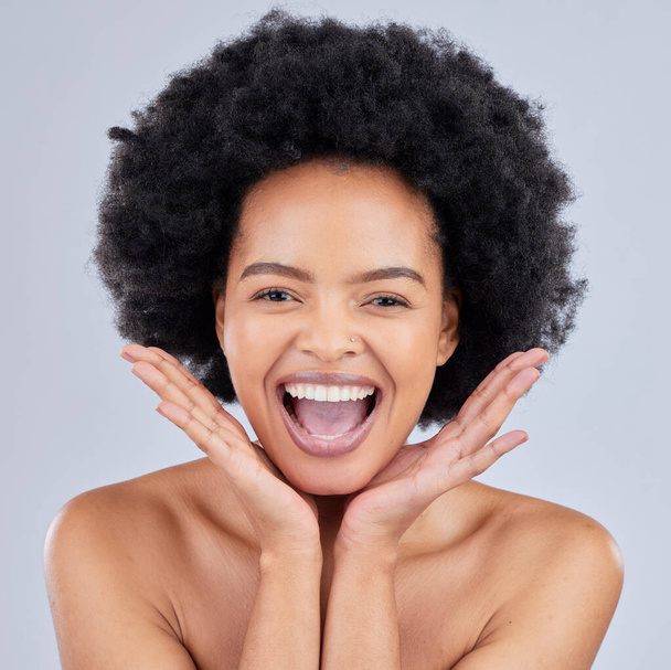 スタジオグレーの背景と幸せに隔離された美しさの黒人女性の顔,自然と肖像画. 皮膚,アフリカおよび健康な皮膚科化粧品ケアを有する自信のある若者. - 写真・画像