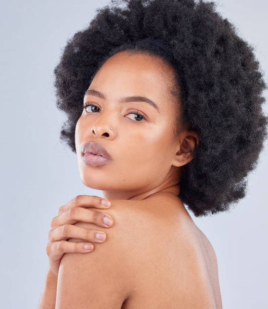 Glow, natuurlijke en portret van zwarte vrouw met schoonheid huidverzorging geïsoleerd in een studio grijze achtergrond. Huid, Afrikaanse en zelfverzekerde jonge persoon met een gezonde, dermatologische of cosmetische verzorging gloeien. - Foto, afbeelding