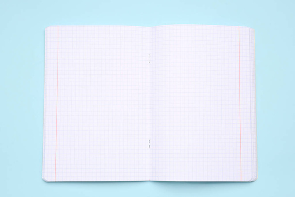 Пустые страницы блокнота на синем фоне - Фото, изображение