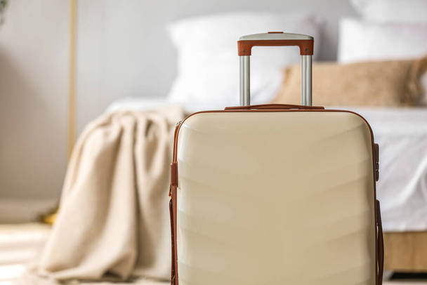Gran maleta en dormitorio ligero, primer plano - Foto, Imagen