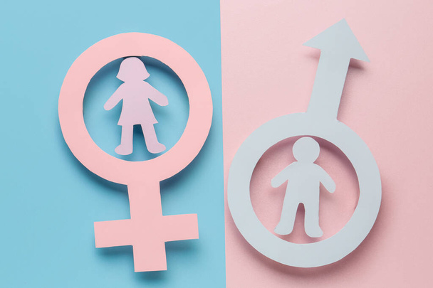 Бумажные символы мужчины и женщины с парой фигур на цветном фоне - Фото, изображение