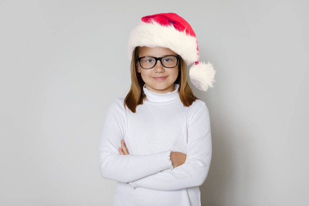 Aranyos gyermek Mikulás fehér háttér, Karácsonyi portré - Fotó, kép