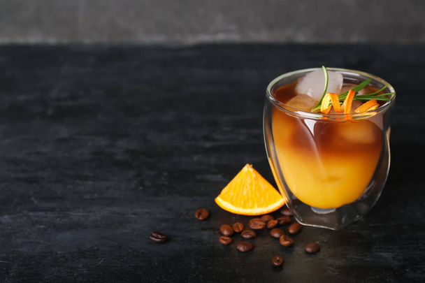 Склянка холодного апельсина еспресо на столі - Фото, зображення