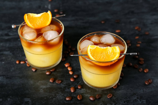 Bicchieri di caffè espresso arancione freddo su sfondo nero - Foto, immagini