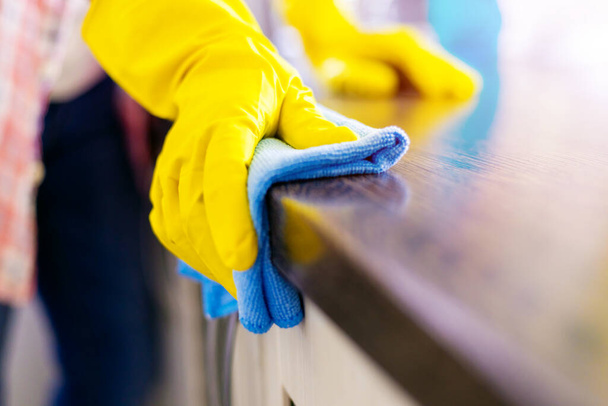 Nainen käsi puhdistus laskuri keittiössä sininen mikrokuituliina. Kotitaloustyöt - Valokuva, kuva