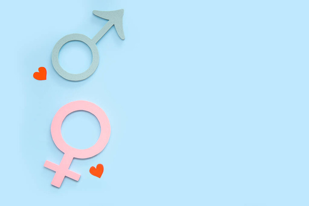 Naisten ja miesten sukupuoli symbolit ja sydämet sinisellä pohjalla - Valokuva, kuva