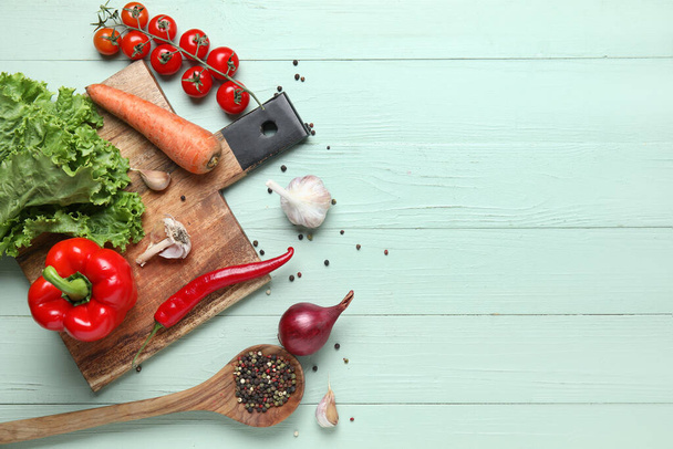 Planche à découper avec légumes frais sur table de cuisine en bois vert - Photo, image