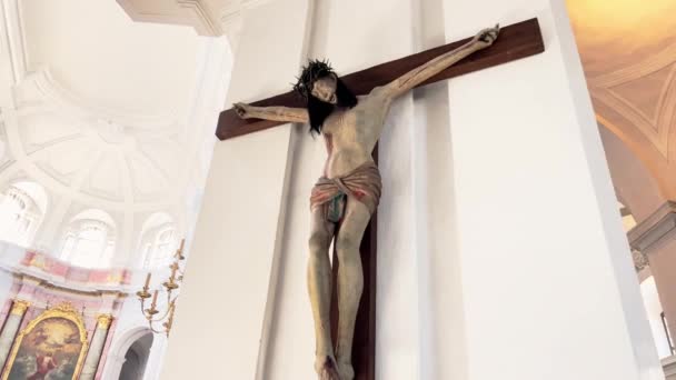 Ukřižování Ježíše Krista v katolickém Hofkirche v Drážďanech, Německo. křesťanské katedrály v Evropě - Záběry, video