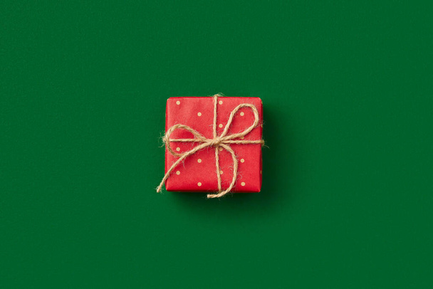 Noel kutlaması kavramı. Yeşil arka planda bir hediye. Düz görünüm kopyalama alanı - Fotoğraf, Görsel