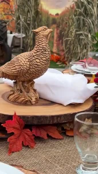 Auf Tellern auf Holzständern neben Gabeln Messer und Gläser Trockene Köpfe roter Servietten aus Mais in der Mitte alles bereit für das Abendessen an Halloween Herbst Oktober Abend Kanada - Filmmaterial, Video