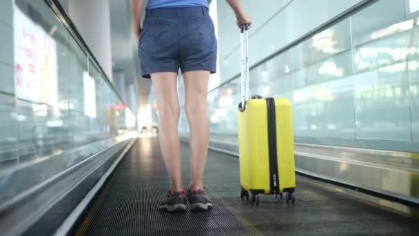 πίσω όψη του νεαρού άνδρα με μια βαλίτσα στο αεροδρόμιο - Πλάνα, βίντεο