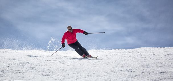 Esquiador deslizándose por las pistas
 - Foto, Imagen