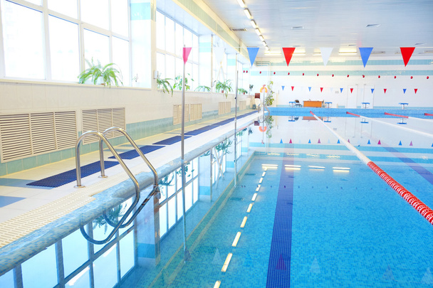 Public swimming pool in a fitness center - Foto, afbeelding