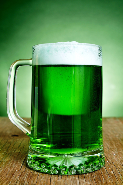 glass mug with dyed green beer - Фото, изображение