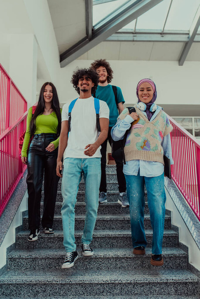 Un grupo de estudiantes diversos, incluyendo un hombre afroamericano y una chica musulmana que lleva un hiyab, caminan juntos por los pasillos modernos de la universidad, simbolizando la inclusividad y el poder de - Foto, imagen