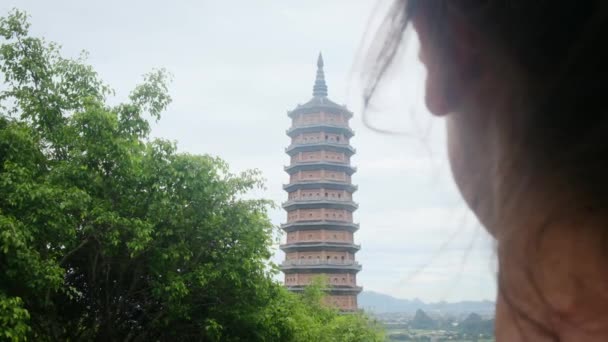 Mujer de 40 años con mochila caminando por el templo del sudeste asiático, capturando la cultura y el empoderamiento  - Metraje, vídeo