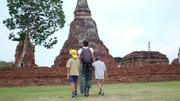 Kobieta z dziećmi chodzącymi do Azji Południowo-Wschodniej dziedzictwo poprzez jego świątyni - Materiał filmowy, wideo