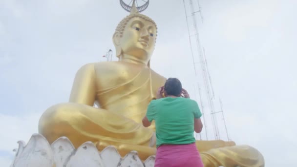 Mujer de 40 años en el templo del sudeste asiático - Metraje, vídeo