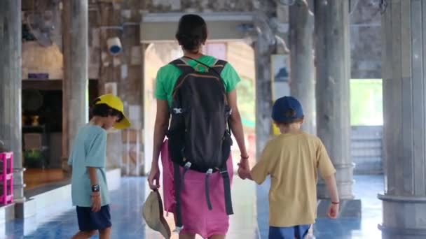 Жінка з дітьми ходить до Південно-Східної Азії через свій храм - Кадри, відео