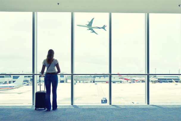 Girl at the airport window - Zdjęcie, obraz
