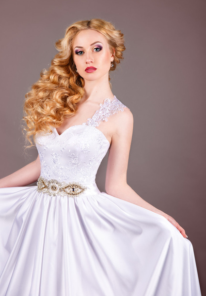Hermosa joven rubia en vestido de novia blanco
 - Foto, imagen