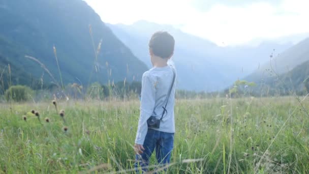 山でカメラハイキングをしている少年 - 映像、動画