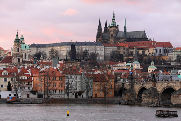 Castelo gótico de Praga com Ponte Charles após o pôr-do-sol, República Checa
 - Foto, Imagem