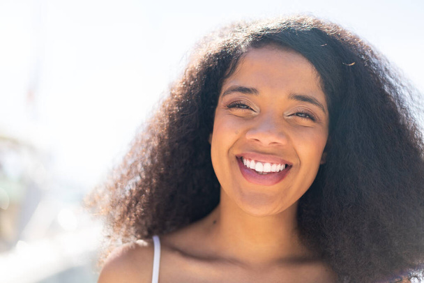 Mladá Afroameričanka venku se šťastným výrazem - Fotografie, Obrázek