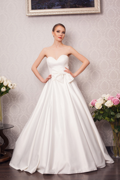 Beautiful and fashion bride in luxury interior - Zdjęcie, obraz