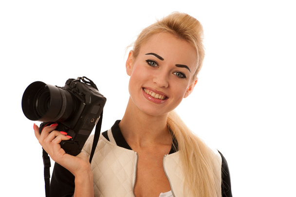 Nainen, jolla on kamera ottamassa kuvia eristettynä valkoisen backgron päälle
 - Valokuva, kuva