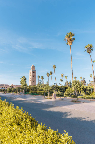 Κουτούμπια Τζαμί, Μαρακές, Μαρόκο κατά τη διάρκεια μιας λαμπρής ηλιόλουστης ημέρας. Υψηλής ποιότητας φωτογραφία - Φωτογραφία, εικόνα