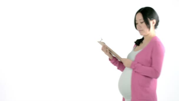 Kontrol listesi tutan hamile kadın - Video, Çekim