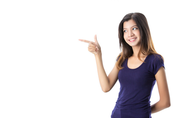 Азиатская девушка улыбается и поднимает пальцы
 - Фото, изображение