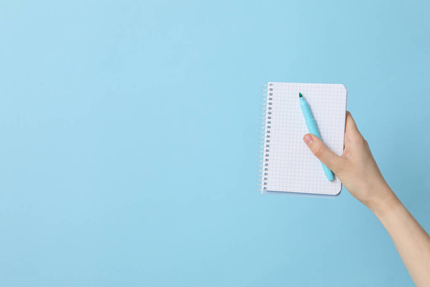 Γυναικεία χέρια κρατήσει σημειωματάριο και τσόχινο στυλό, θέση για κείμενο - Φωτογραφία, εικόνα