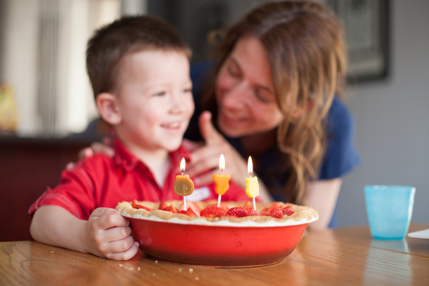 Αγόρι γιορτάζει τα γενέθλιά του με τη μητέρα του - Φωτογραφία, εικόνα