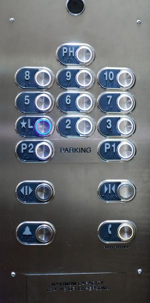 Vollständiger Rahmen aus nummerierten Knöpfen mit Brailleschrift-Markierungen auf der Aufzugstafel - Foto, Bild