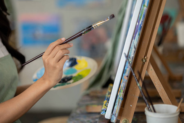 Mujer asiática pintando arte, acuarela pintando arte sobre papel, artista independiente pintando con acuarela, creando arte con acuarela. Arte dibujo ideas. - Foto, Imagen