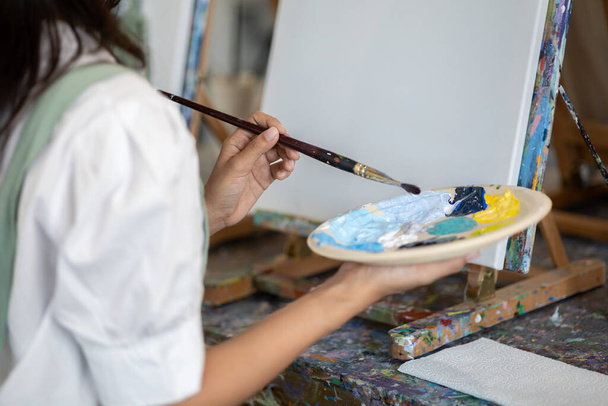 Aasialainen nainen maalaus taidetta, akvarelli maalari maalaus taidetta paperilla, freelance taiteilija maalaus akvarelli, luoda taidetta akvarelli. Taide piirustus ideoita. - Valokuva, kuva