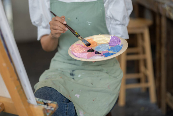 Mujer asiática pintando arte, acuarela pintando arte sobre papel, artista independiente pintando con acuarela, creando arte con acuarela. Arte dibujo ideas. - Foto, Imagen