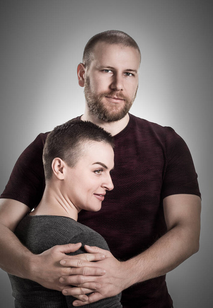 Πορτρέτο της ελκυστική χαριτωμένο γλυκό χαρούμενο ζευγάρι αγκαλιά, - Φωτογραφία, εικόνα